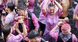 La «regada» celebración de la Cabalgata del Vino en Murcia