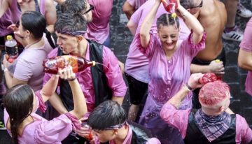 La «regada» celebración de la Cabalgata del Vino en Murcia