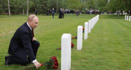 Putin realizó ofrenda florar en cementerio de Alaska donde yacen restos de pilotos soviéticos