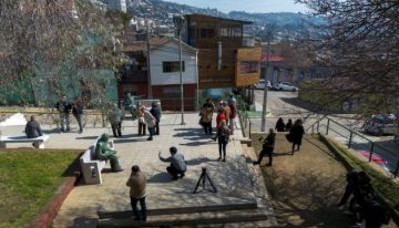 Reinauguraron esculturas de Mistral y Neruda en Plaza Los Poetas de Valparaíso