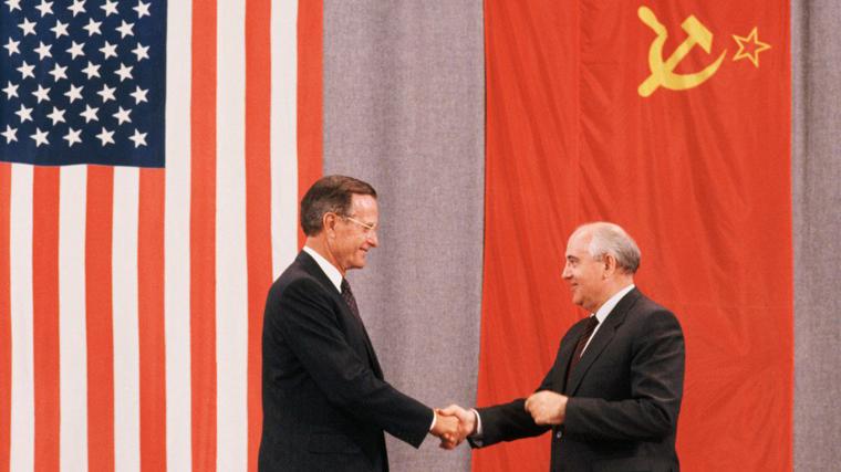 George H. W. Bush y Mijail Gorbachov en la cumbre de Malta, donde pusieron final a la Guerra Fría, tras la caída del Muro de Berlín