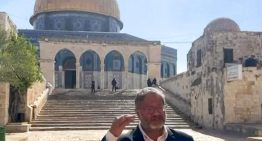 El ministro de Seguridad de Israel provoca al mundo musulmán rezando ante la simbólica mezquita de Al Aqsa