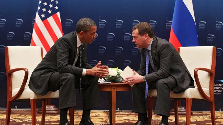 Barack Obama conversando con su homólogo, Dimitri Medvédev, durante la Cumbre sobre Seguridad Nuclear en Seúl
