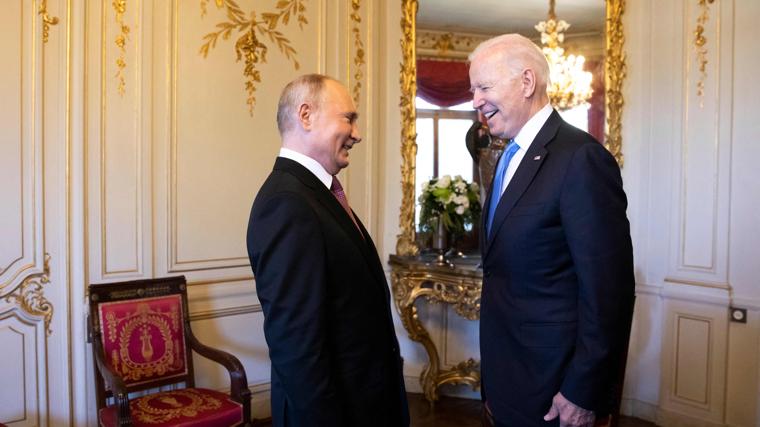 El expresidente Joe Biden junto a Vladimir Putin, antes de la cumbre entre Estados Unidos y Rusia en Ginebra, en junio de 2021