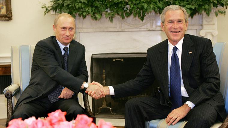 El entonces presidente, George W. Bush, junto a su homólogo Vladímir Putin, en la Oficina Oval de la Casa Blanca en septiembre de 2005