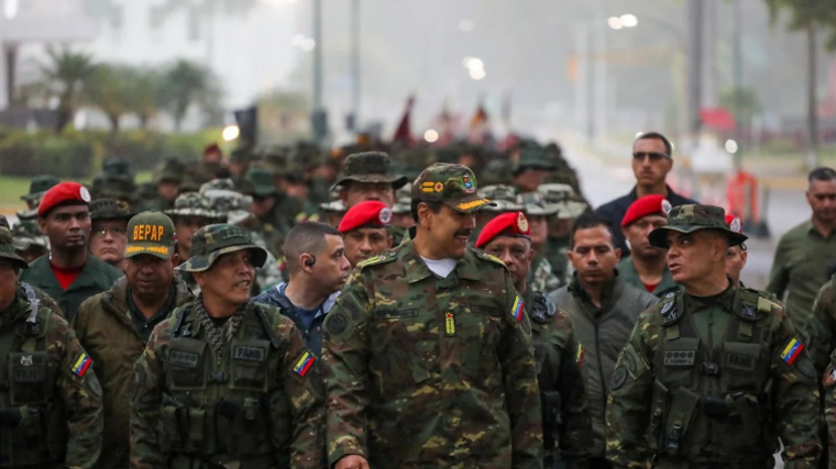 Maduro asiste a un ejercicio militar en la base militar de Fuerte Tiuna, en Caracas.