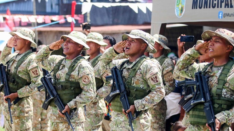 Soldados del Ejército peruano, desplegados en la isla de Santa Rosa este jueves