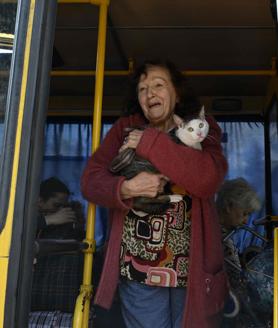 Imagen secundaria 2 - Cientos de habitantes de la ciudad de Donetsk abandonan sus hogares para dirigirse a un centro de tránsito para refugiados en Pavlograd 