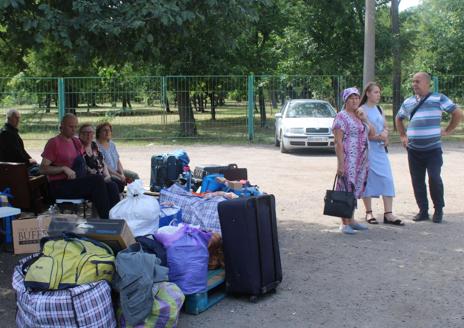 Imagen secundaria 1 - Cientos de habitantes de la ciudad de Donetsk abandonan sus hogares para dirigirse a un centro de tránsito para refugiados en Pavlograd 