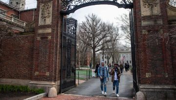 Una jueza dicta que el castigo de Trump a Harvard con la eliminación de 2.200 millones en subvenciones es ilegal