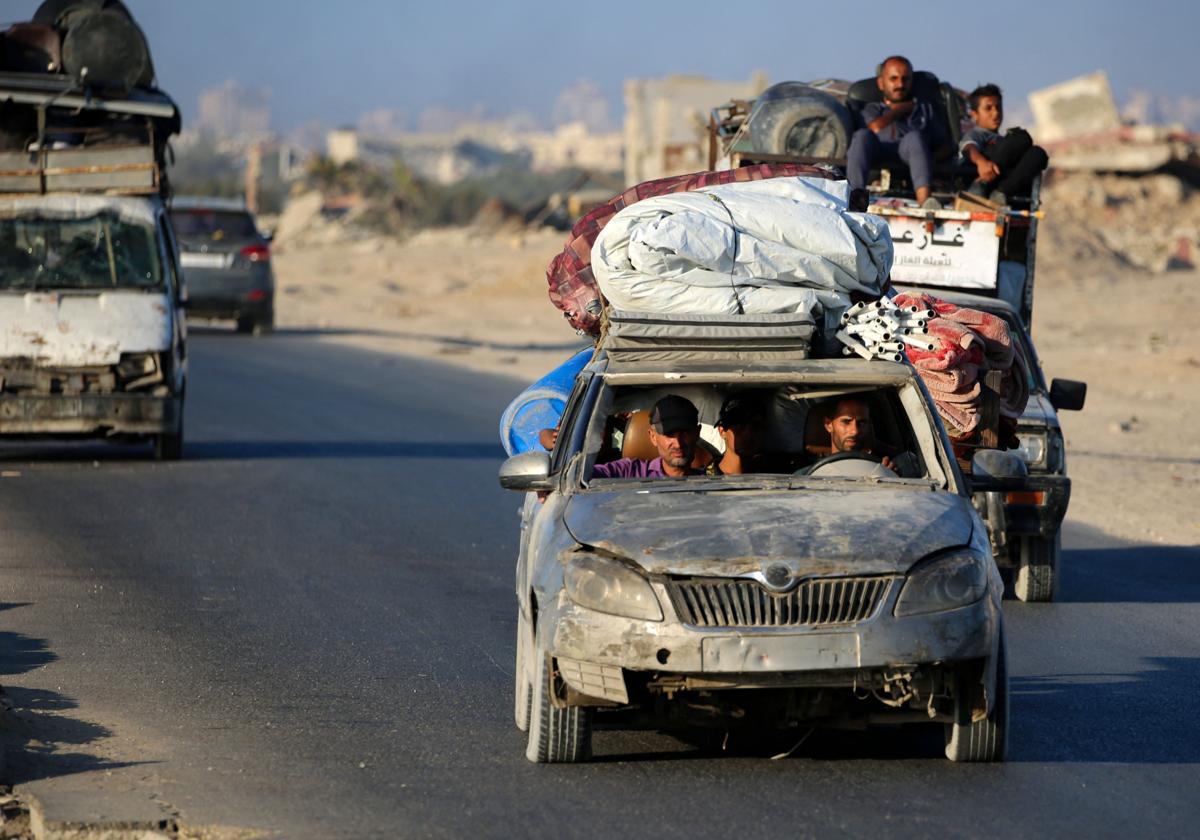Ciudadanos palestinos viajan en sus vehículos con sus perenencias.