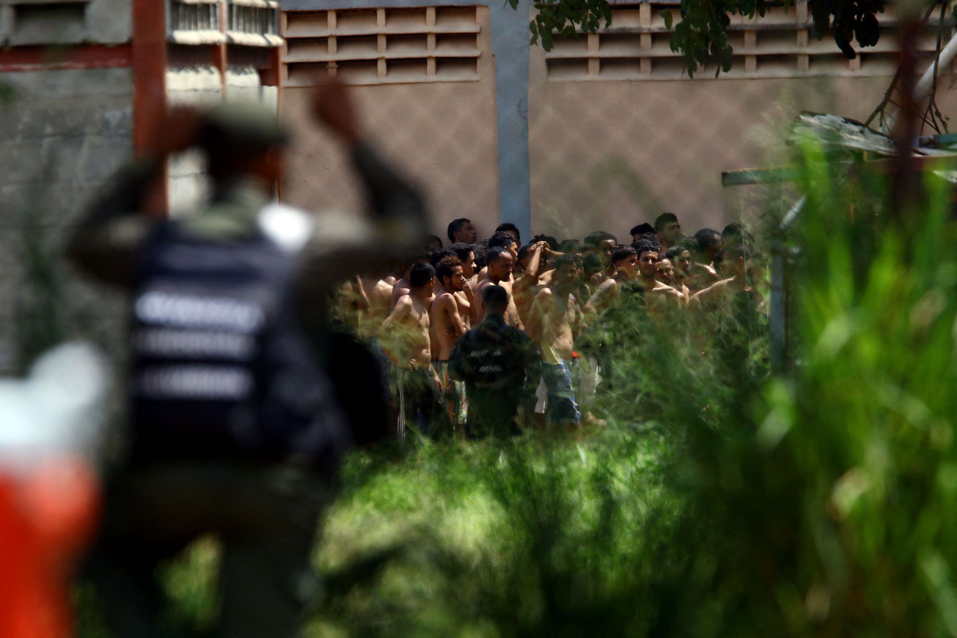 La Guardia Nacional Bolivariana vigila el traslado de unos presos