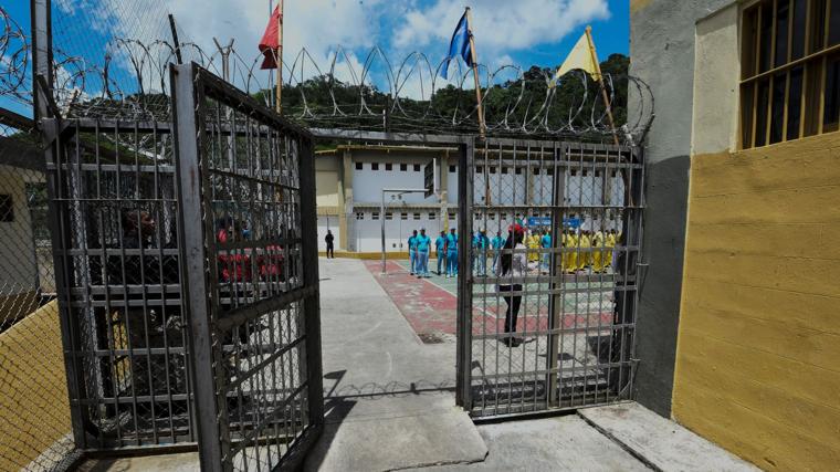 Acceso de la cárcel del Rodeo, uno de los centros de detención chavista más duros