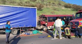 Al menos 10 menores lesionados dejó choque entre bus escolar y camión en Tiltil