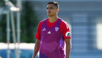 «Día 1 en la oficina»: Alexis Sánchez se incorporó a las prácticas de Sevilla