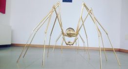 Niña daña escultura de más de $30 millones al trepar sobre ella en Italia
