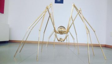 Niña daña escultura de más de $30 millones al trepar sobre ella en Italia
