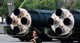 China saca músculo en un desfile militar en el que advierte de su «imparable» avance