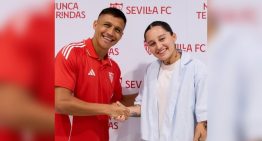 «De Chile para el mundo»: Alexis Sánchez posó con seleccionada Millaray Cortés en Sevilla