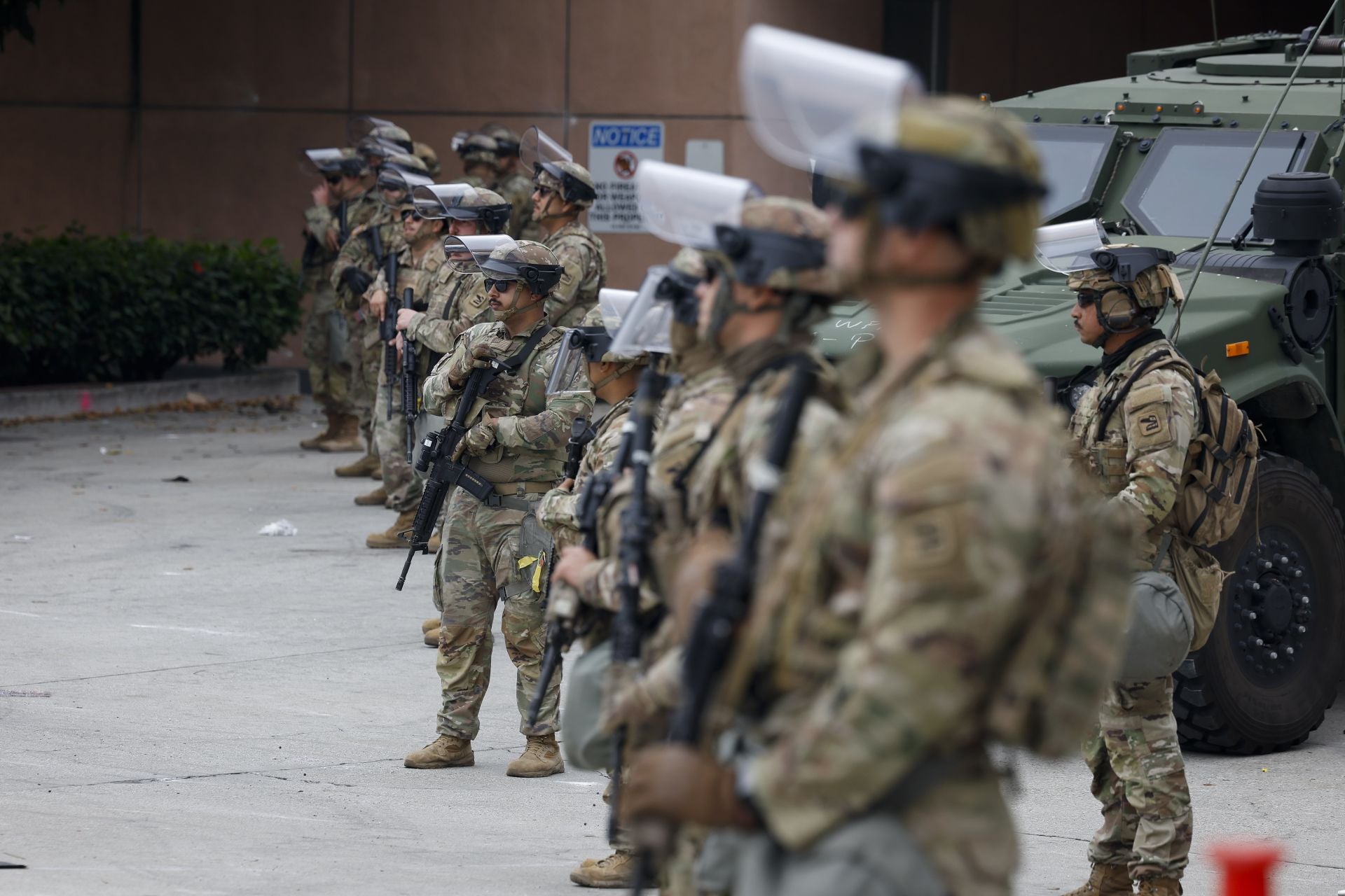 Miembros de la Guardia Nacional custodian un edificio federal en Los Ángeles tras ser desplegados por Donald Trump