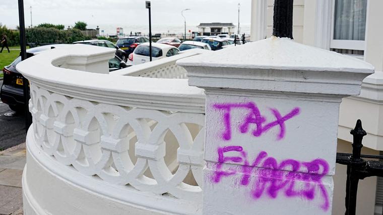La segunda vivienda de la exnúmero dos de Starmer ha aparecido grafiteada con mensajes de «Evasora de impuestos»