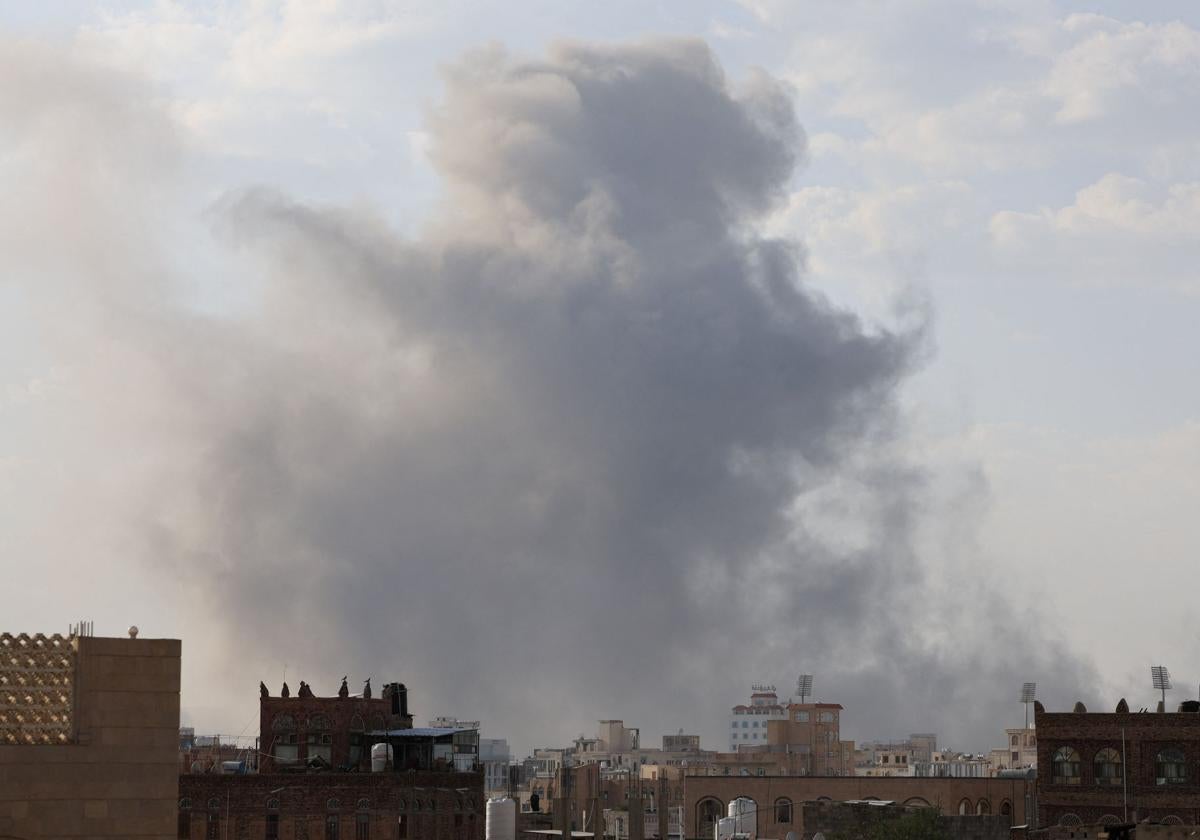Columnas de humo se aprecian en Saná (Yemen), tras la ofensiva israelà contra objetivos «terroristas»