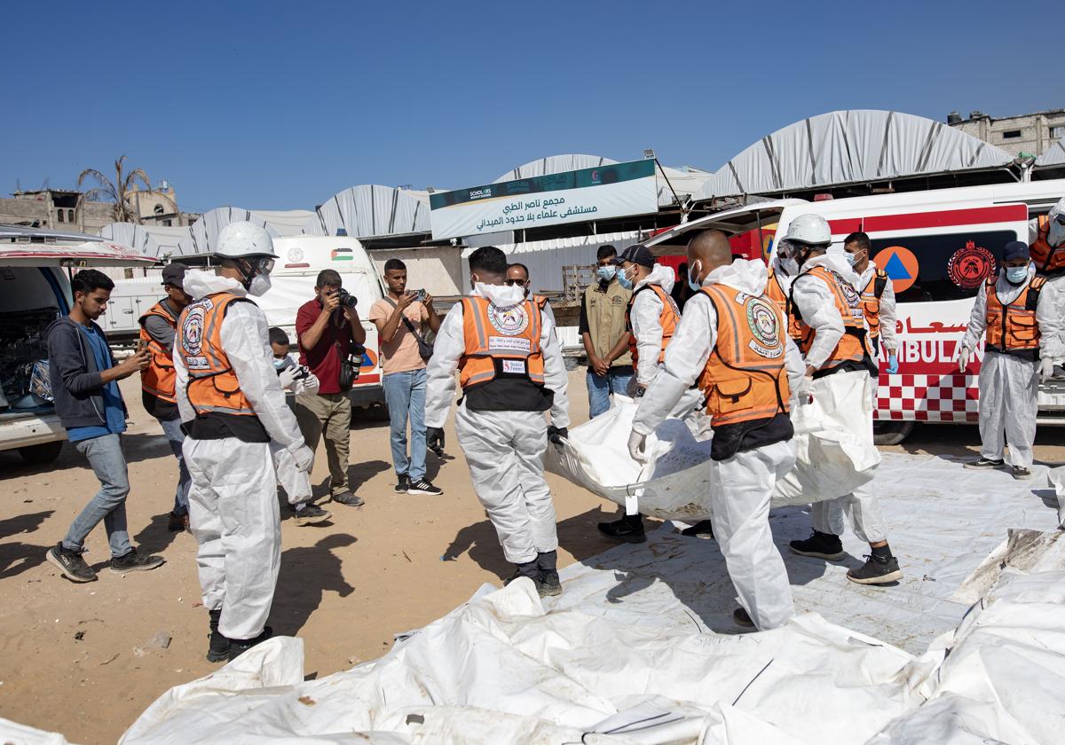 Restos cubiertos y cuerpos de palestinos no identificados, devueltos por Israel. (Archivo)