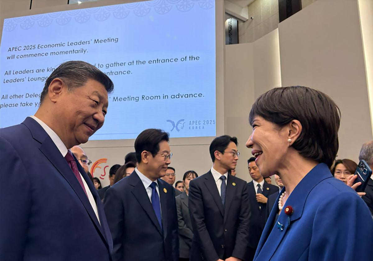 El presidente de China, Xi Jinping, y la primera ministra de Japón, Sanae Takaichi, en la cumbre del Foro de Cooperación Económica Asia-Pacífico (APEC)