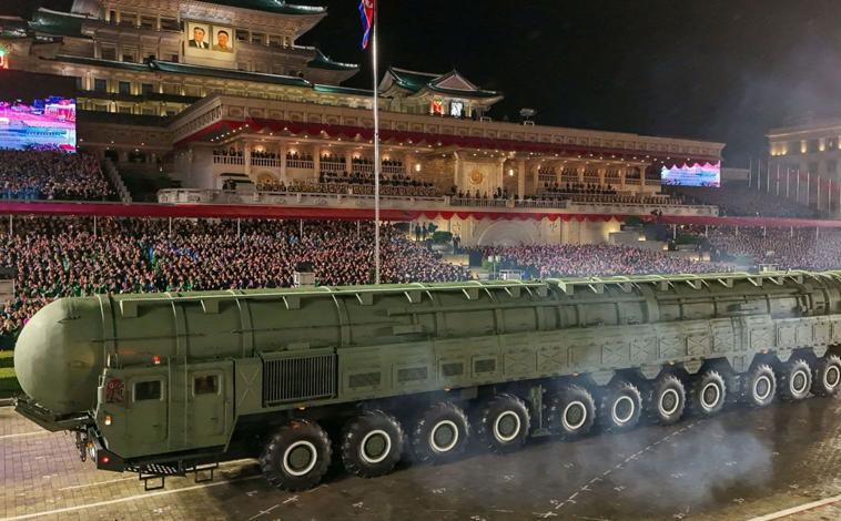 Imagen principal - Sobre estas líneas, fotografías del misil presentado este sábado por el presidente norcoreano