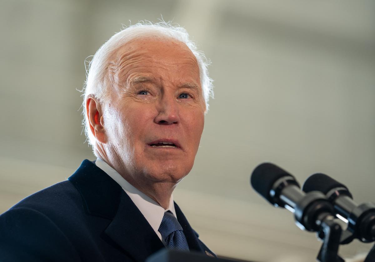 El expresidente estadounidense Joe Biden habla durante una ceremonia de despedida en la Base Conjunta Andrews, Maryland