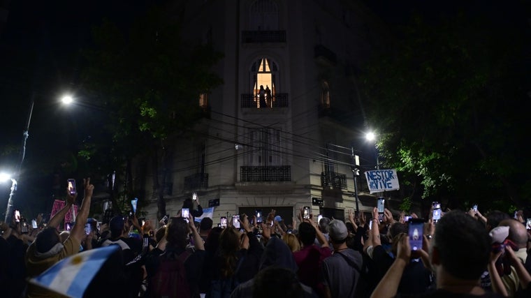 La expresidenta de Argentina Cristina Fernández de Kirchner sale al balcón de su casa, donde cumple prisión domiciliaria, tras conocerse los resultados de los comicios legislativos