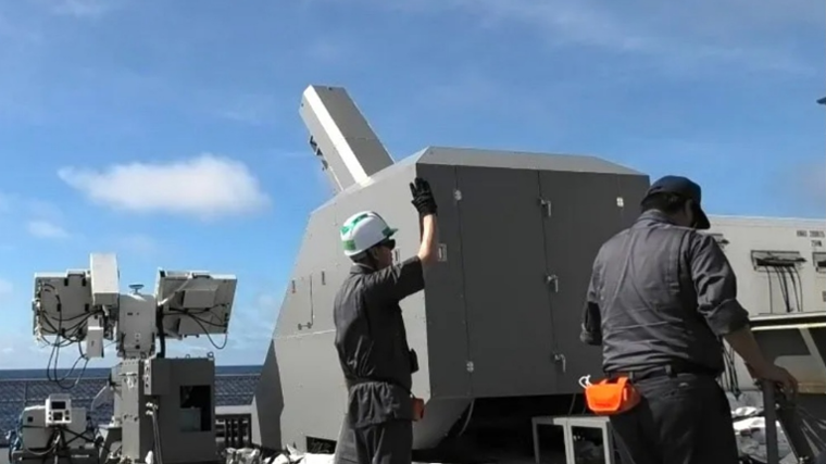 Imágenes de uso práctico de un cañón electromagnético en un buque japonés