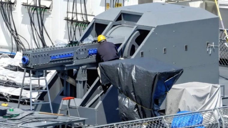 Imágenes de uso práctico de un cañón electromagnético en un buque japonés