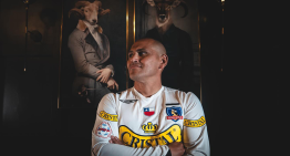 Humberto «Chupete» Suazo compartió sesión con todas las camisetas de su carrera Humberto «Chupete» Suazo compartió sesión con todas las camisetas de su carrera