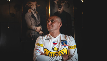 Humberto «Chupete» Suazo compartió sesión con todas las camisetas de su carrera