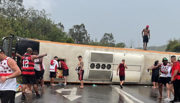 Bus con hinchas de Flamengo se volcó rumbo a Argentina para ver duelo ante Racing