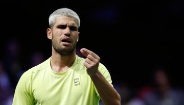 Alcaraz perdió en su debut en el Masters de París y puso en peligro su sitial en la cima de la ATP