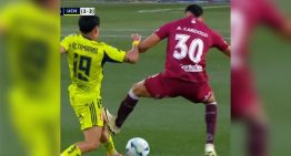 [VIDEO] ¿Y la roja? Agustín Cardozo sólo recibió amarilla por una fuerte patada a Javier Altamirano
