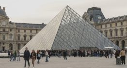 Macron pide que se aceleren las medidas de seguridad en el Louvre tras el robo de joyas