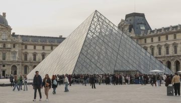 Macron pide que se aceleren las medidas de seguridad en el Louvre tras el robo de joyas