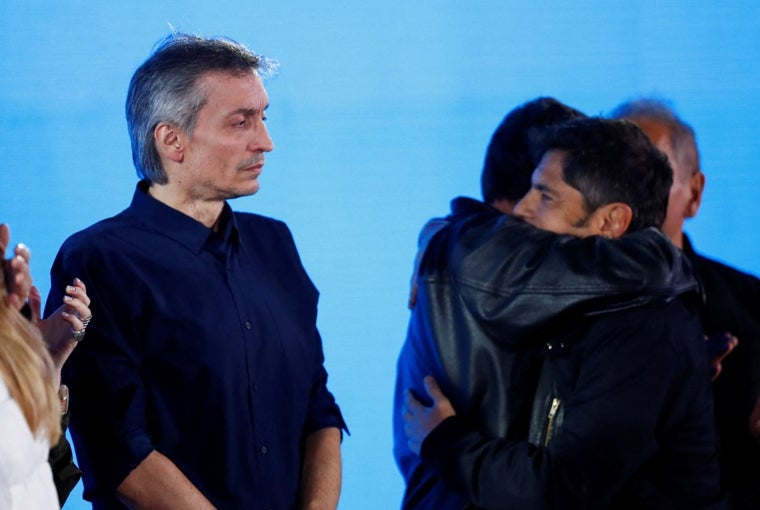 Máximo Kirchner (izq.), hijo de la expresidenta argentina Cristina Fernández de Kirchner, y el gobernador Axel Kicillof, tras la derrota electoral