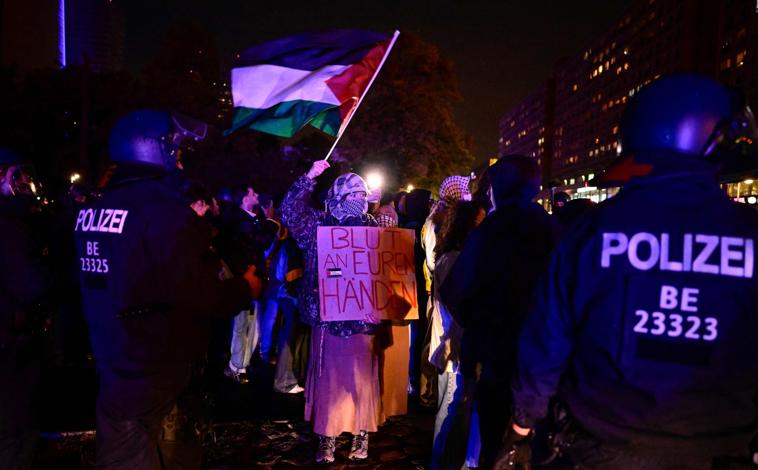Imagen principal - Las protestas propalestinas se extendieron desde la capital alemana a la británica. En los Países Bajos, se arrojó pintura roja contra el Palacio Real de Ámsterdam