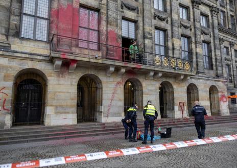 Imagen secundaria 1 - Las protestas propalestinas se extendieron desde la capital alemana a la británica. En los Países Bajos, se arrojó pintura roja contra el Palacio Real de Ámsterdam