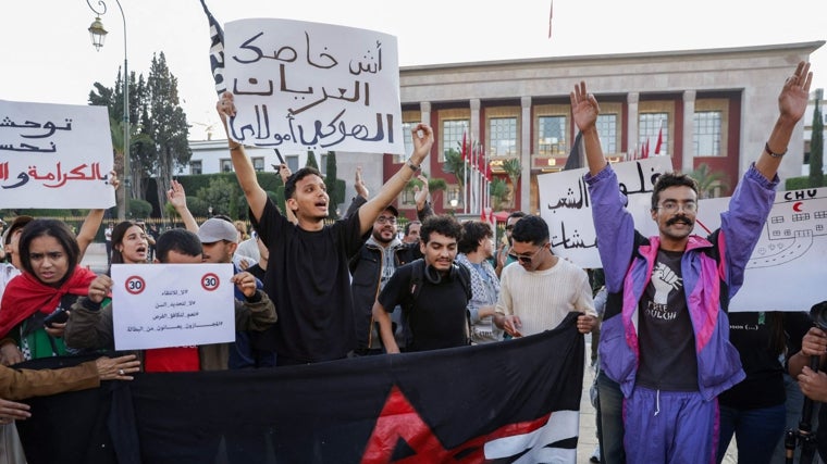 Jóvenes participan en una manifestación para exigir reformas en la sanidad pública y la educación frente al Parlamento en Rabat (Marruecos)