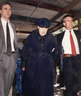 Imagen secundaria 2 - Arriba, el director del FBI, Kash Patel, informa de la macroredada en Portland. Abajo izquierda, detención en Palermo en 2019 de Salvatore Gambino, tras desvelarse vínculos de la mafia siciliana y la de Nueva York. A la derecha, en 1995, Vincent «The Chin» Gigante, vestido con una bata, es escoltado a la corte tras ser arrestado en un caso masivo de crimen organizado. Gigante, de 69 años, era el presunto jefe de la familia criminal Genovese de Nueva York y miembro influyente de la junta directiva nacional del crimen organizado, conocida como la 'Comisión'