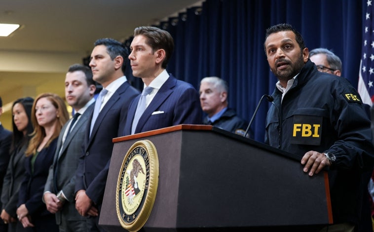 Imagen principal - Arriba, el director del FBI, Kash Patel, informa de la macroredada en Portland. Abajo izquierda, detención en Palermo en 2019 de Salvatore Gambino, tras desvelarse vínculos de la mafia siciliana y la de Nueva York. A la derecha, en 1995, Vincent «The Chin» Gigante, vestido con una bata, es escoltado a la corte tras ser arrestado en un caso masivo de crimen organizado. Gigante, de 69 años, era el presunto jefe de la familia criminal Genovese de Nueva York y miembro influyente de la junta directiva nacional del crimen organizado, conocida como la 'Comisión'