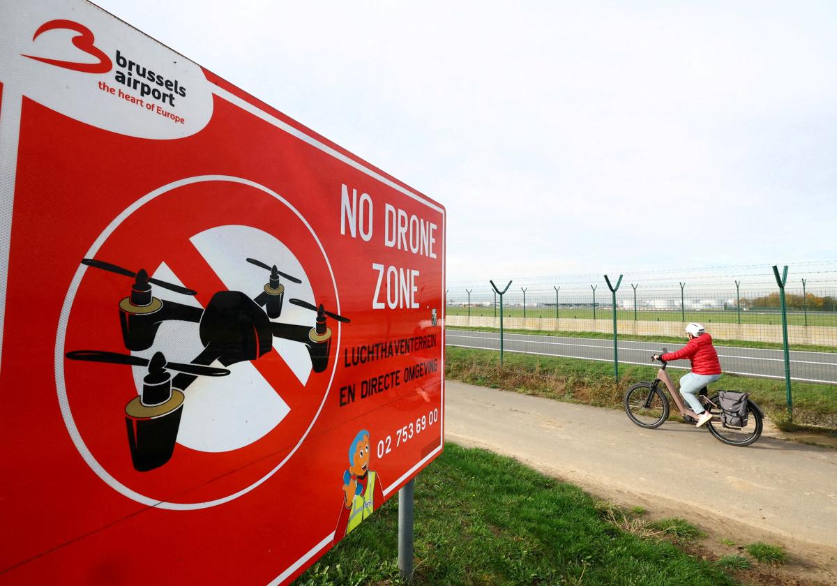 Un cartel prohíbe el uso de drones en las inmediaciones del Aeropuerto de Bruselas