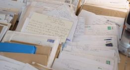 De giros postales para la cantina a Biblias: Sarkozy recibe cientos de cartas y regalos de simpatizantes al día en prisión