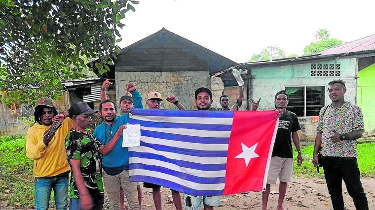 Un grupo de papúes muestran la que consideran su bandera nacional