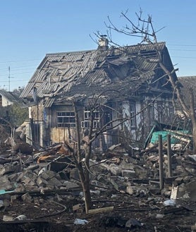 Imagen secundaria 2 - En la primera imagen, una furgoneta calcinada tras el impacto de un misil Iskander; en la segunda, los voluntarios reparten tablones de contrachapado para cubrir ventanas en las casas afectadas; y, en la tercera, una casa afectada por el impacto de un dron ruso